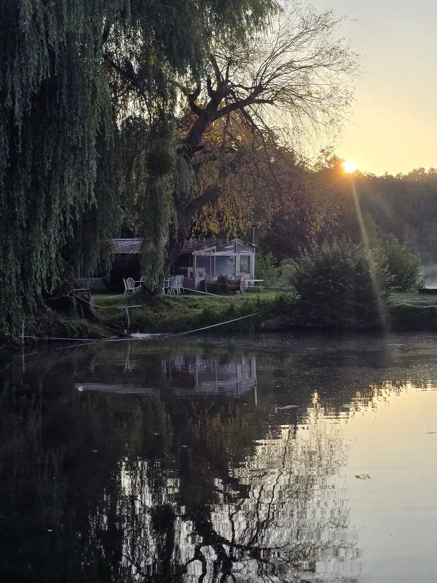 Lac avec un restaurant au loin